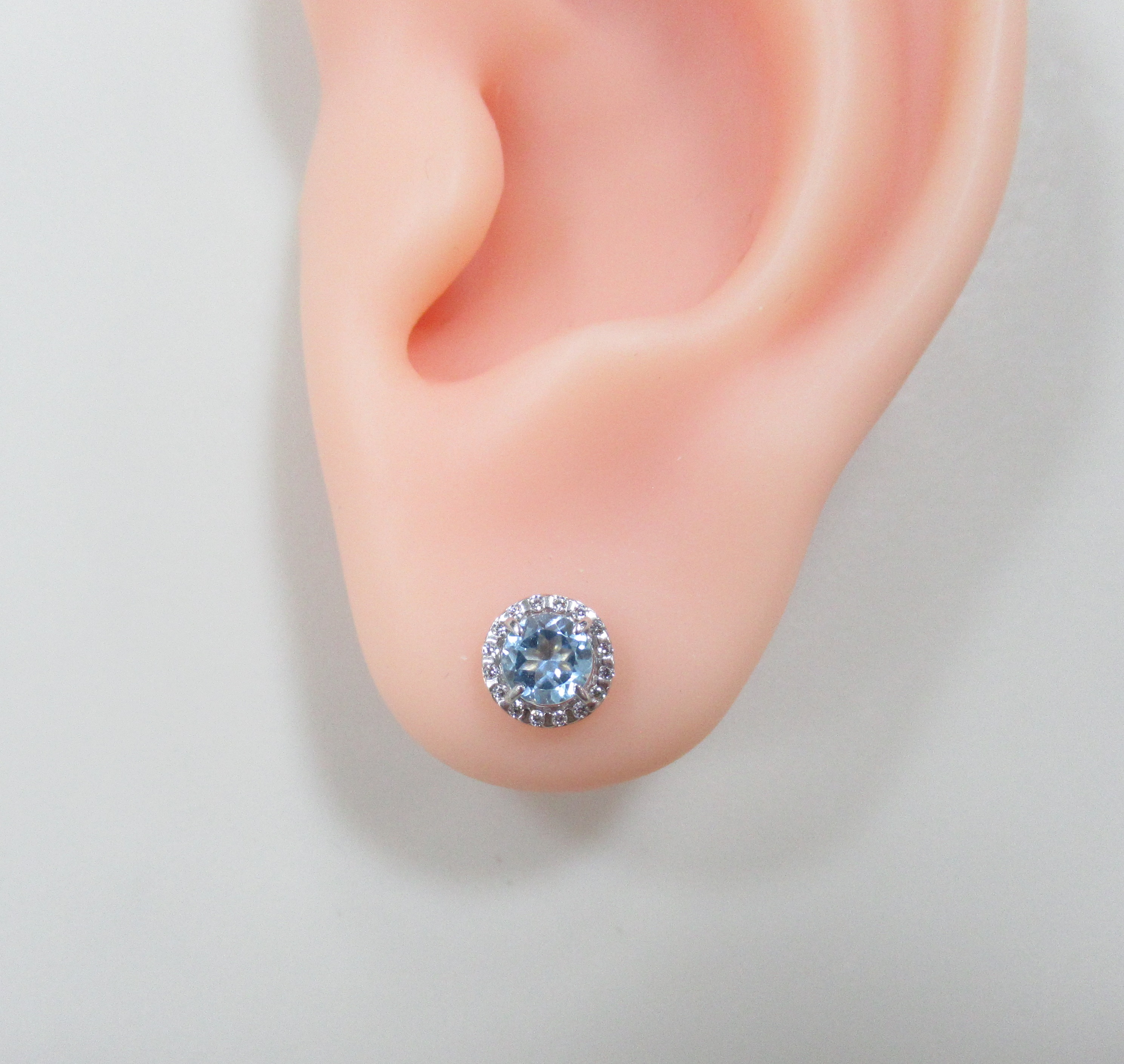 Серьги-пусеты из золота с топазами Свисс